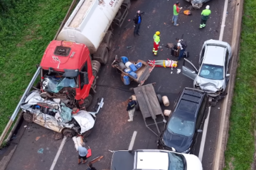 Entre os veículos envolvidos no acidente estão carretas, carros e caminhões -  (crédito: Instagram/Reprodução (@viadronesoficial))