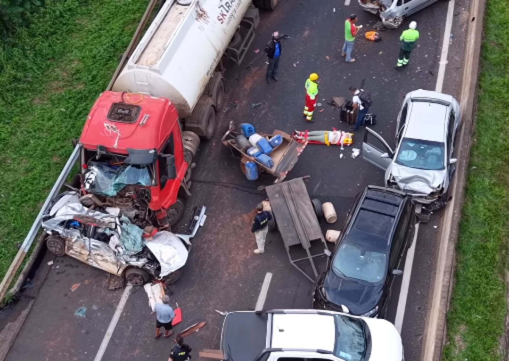 Quatro horas após mega acidente, BR-050 segue interditada