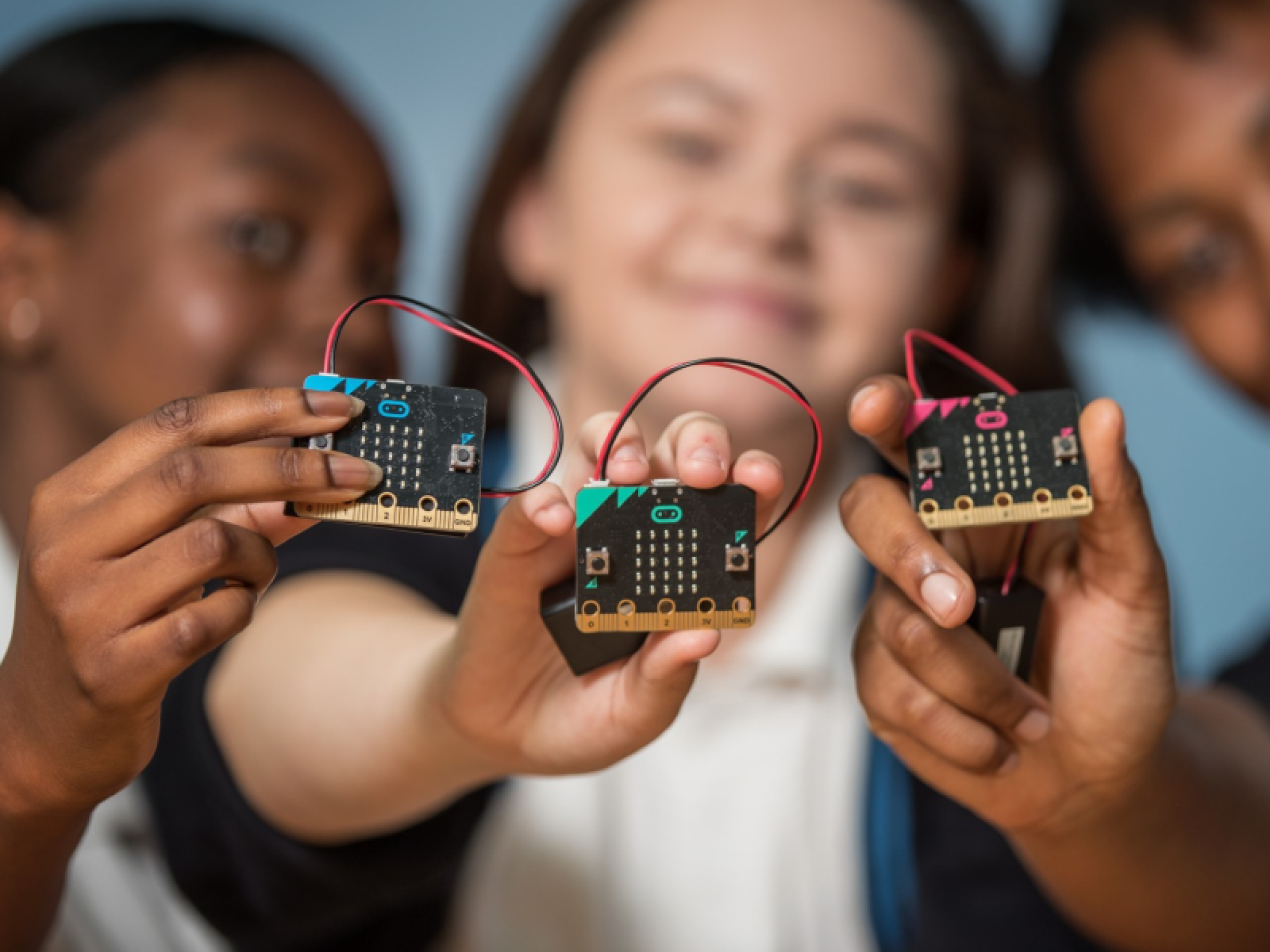 Micro:bit lança plataforma para crianças aprenderem IA - DINO