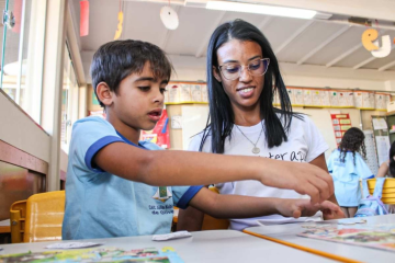 A educadora social Geisly Rodrigues acompanhou Bernardo Teixeira, 6 anos, em 2024 -  (crédito: Kayo Magalhães/CB/D.A Press)