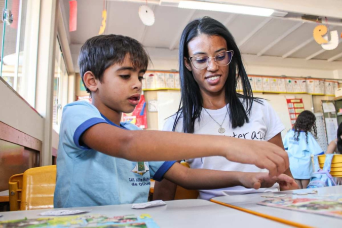 A educadora social Geisly Rodrigues acompanhou Bernardo Teixeira, 6 anos, em 2024 -  (crédito: Kayo Magalhães/CB/D.A Press)