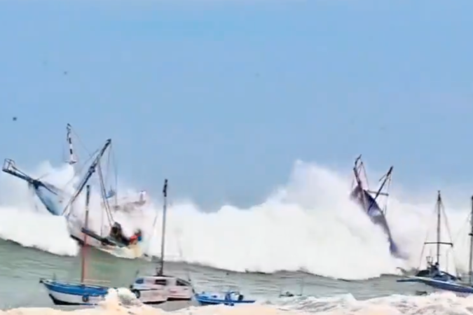 Fortes ondas também atingem barcos de pesca artesanal e comércios próximos ao mar -  (crédito: Reprodução/X @Mundoemconflicto)