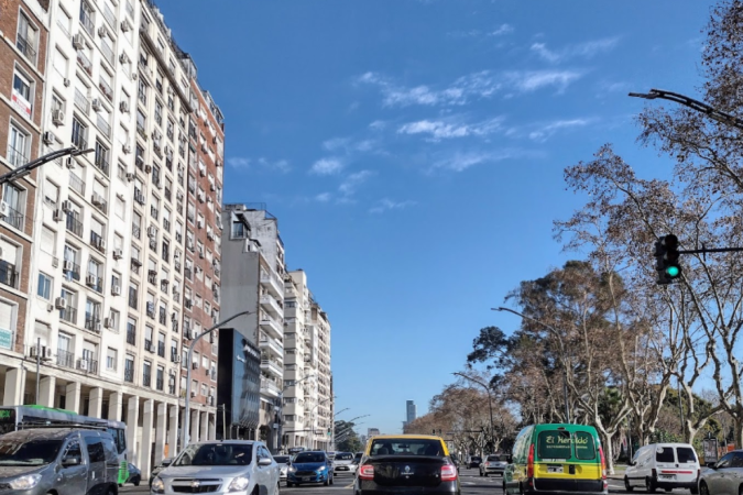 De acordo com informações do jornal argentino 'Clarin', uma mulher perdeu o controle do veículo Honda HRV, subiu na calçada, bateu em um semáforo e atropelou pedestres -  (crédito: Reprodução/Google Street View)