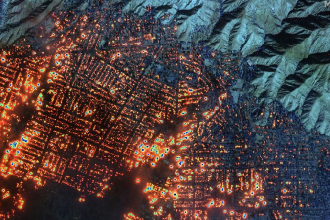 Imagem de satélite mostra os incêndios em Altadena, Los Angeles -  (crédito: BBC)