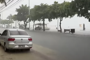 A água da chuva bloqueou avenidas da cidade, como a Atlântica, que percorre a região da orla de Camboriú, além de inundar carros e residências. Até a tarde desta quinta (16/1), elo menos 17 vias estão interditadas devido aos alagamentos -  (crédito: Reprodução/Youtube Biel Turismo!!!)