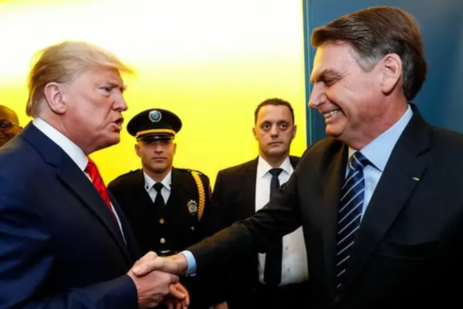 Trump recebeu camisa do Brasil com seu nome em visita de Bolsonaro aos EUA em 2019 -  (crédito: Getty Images)