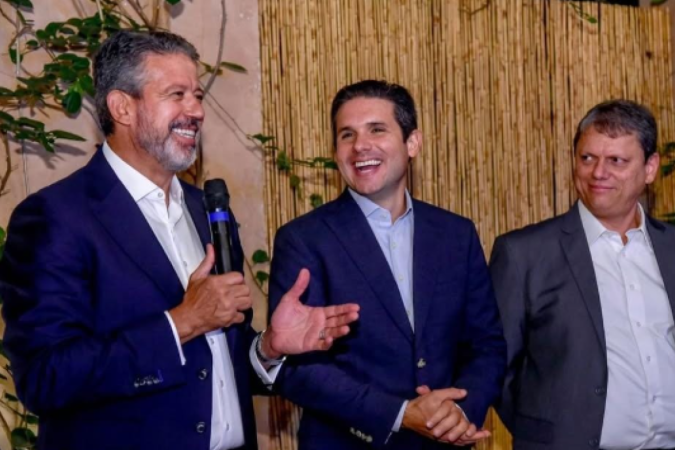 Clima de comemoração: Hugo Motta (Republicanos-PB) entre o atual presidente da Câmara, Arthur Lira (PP-AL), e o governador de SP, Tarcísio de Freitas (Republicanos) - (crédito: Reprodução) Clima de comemoração: Hugo Motta (Republicanos-PB) entre o atual presidente da Câmara, Arthur Lira (PP-AL), e o governador de SP, Tarcísio de Freitas (Republicanos) - (crédito: Reprodução)