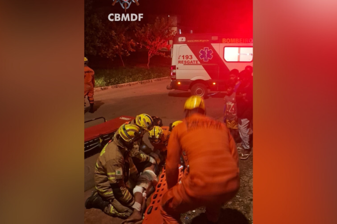 Adolescente é atropelado por moto enquanto pedalava, na Ceilândia - (crédito: CBMDF/Divulgação) Adolescente é atropelado por moto enquanto pedalava, na Ceilândia - (crédito: CBMDF/Divulgação)