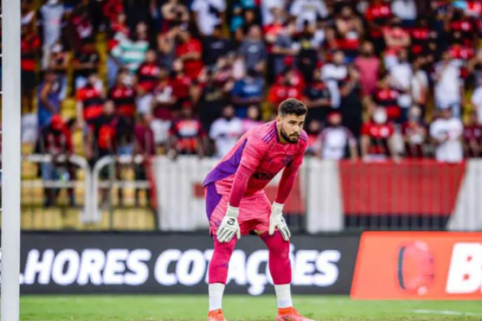 MATHEUS CUNHA - Fez duas boas defesas, mas mostrou insegurança em chuveirinhos. NOTA 5,5. Foto: Gilvan de Souza/Flamengo