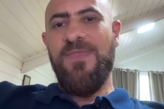 Tiba Camargos pulou no rio para salvar Matias, que se afogava na água. Neste momento, o influenciador católico bateu a cabeça em uma pedra. Após o acidente, ele ficou consciente mas sem os movimentos do corpo - (crédito: Reprodução/Instagram @TibaCamargos) Tiba Camargos pulou no rio para salvar Matias, que se afogava na água. Neste momento, o influenciador católico bateu a cabeça em uma pedra. Após o acidente, ele ficou consciente mas sem os movimentos do corpo - (crédito: Reprodução/Instagram @TibaCamargos)