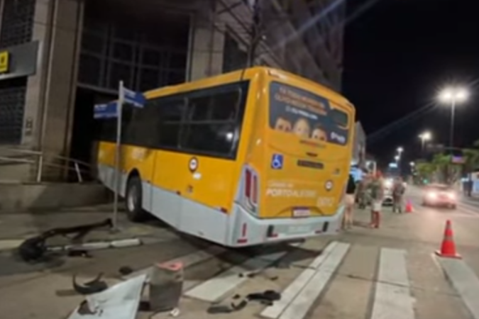 Após 'racha' entre veículos, ônibus é atingido e invade agência bancária