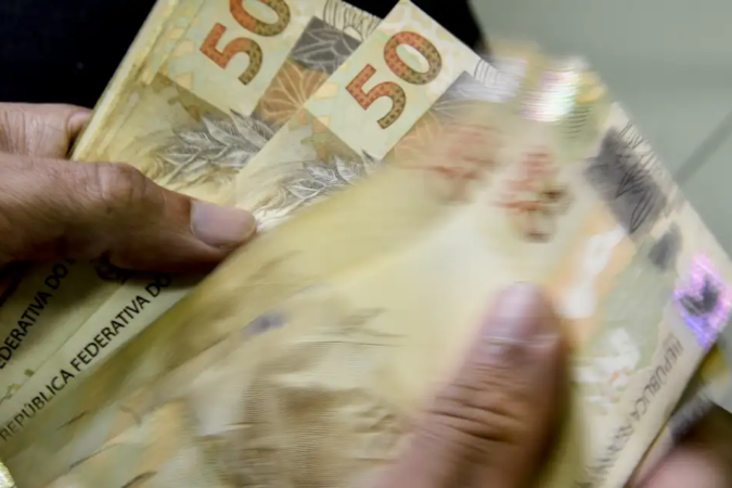 Pesquisas como Datafolha e Quaest mostram forte queda de popularidade de Lula em 2025 - (crédito: EPA-EFE/REX/Shutterstock) Pesquisas como Datafolha e Quaest mostram forte queda de popularidade de Lula em 2025 - (crédito: EPA-EFE/REX/Shutterstock)