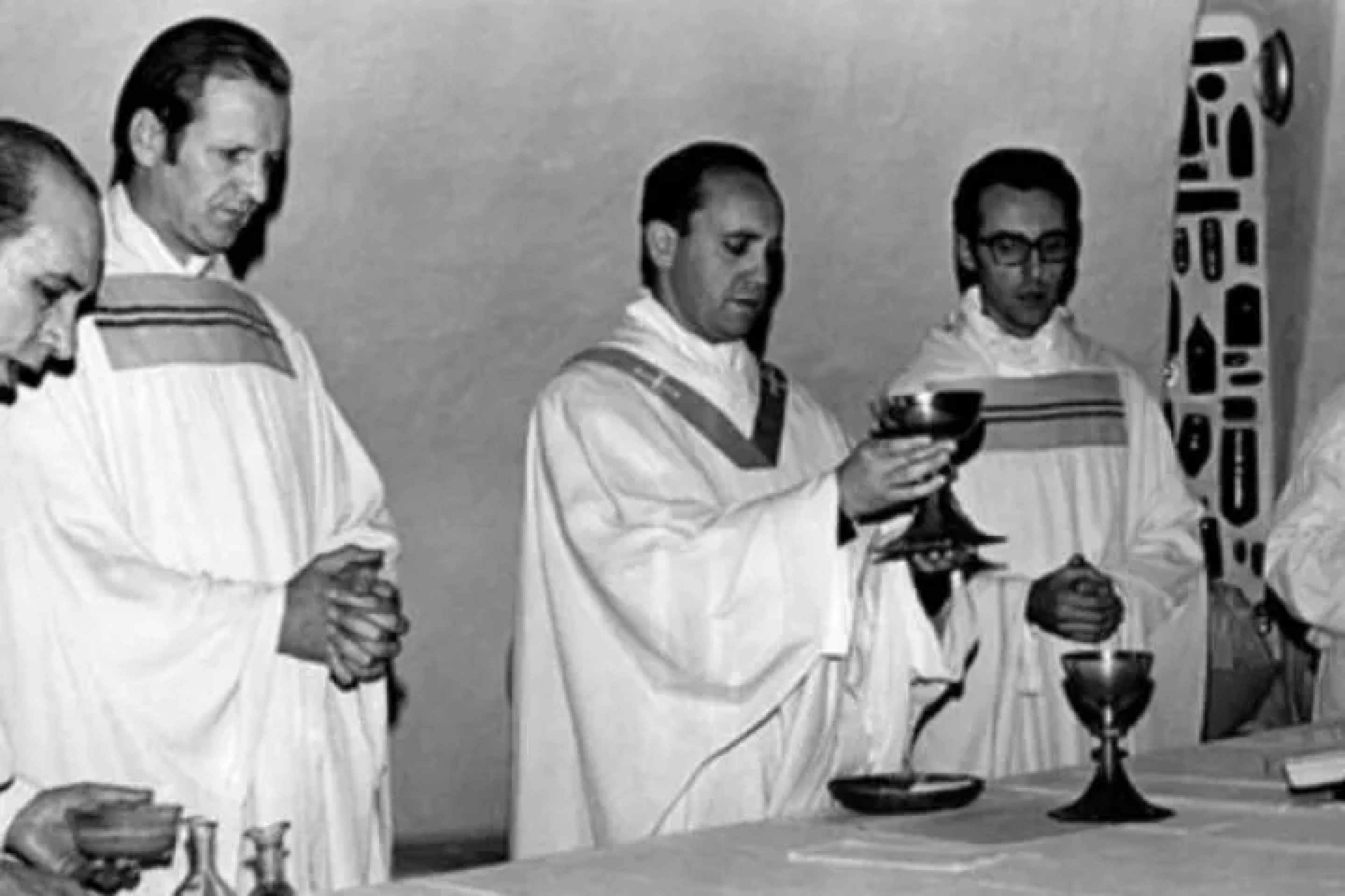 Bergoglio se formou químico no final do ensino médio e atuou como técnico químico antes de entrar para a Companhia de Jesus, em 1958