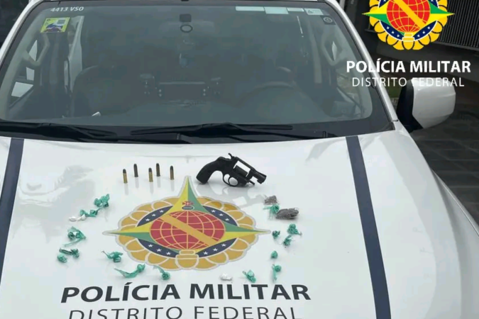 Arma de fogo e entorpecentes foram encontrados perto de escola, em Ceilândia Norte - (crédito: Reprodução: PMDF) Arma de fogo e entorpecentes foram encontrados perto de escola, em Ceilândia Norte - (crédito: Reprodução: PMDF)