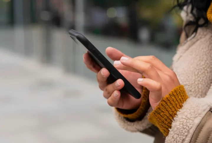 Ferramentas como o Pix e os apps de bancos tornaram os serviços mais acessíveis, especialmente para o público jovem -  (crédito: Freepik)