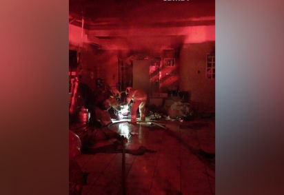 Bombeiros controlam incêndio em residência e resgatam dois jovens em Taguatinga