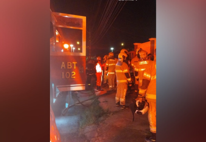 Bombeiros controlam incêndio em residência e resgatam dois jovens em Taguatinga