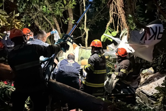 Resgate a aeronave que caiu em Itanhaém - (crédito: Defesa Civil/Reprodução) Resgate a aeronave que caiu em Itanhaém - (crédito: Defesa Civil/Reprodução)