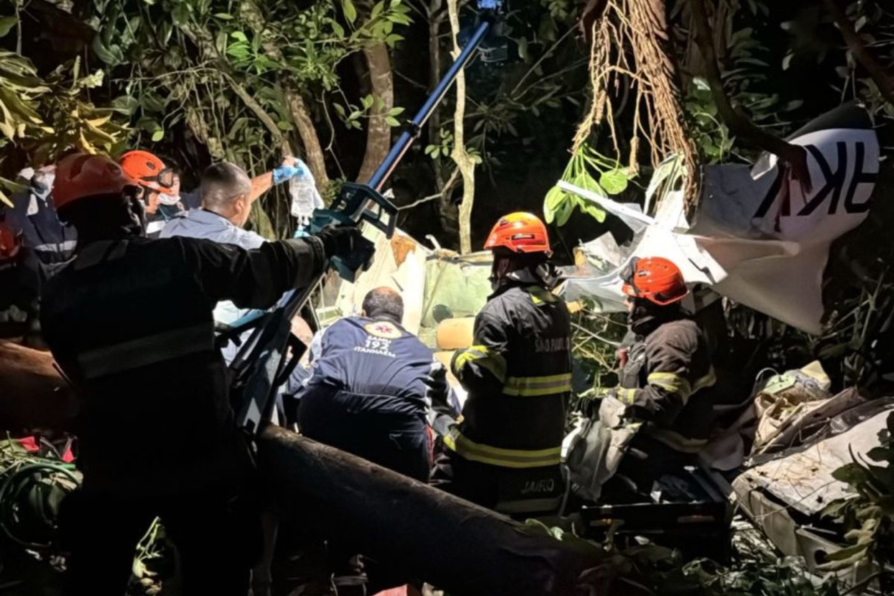 Avião de pequeno porte cai no litoral de São Paulo