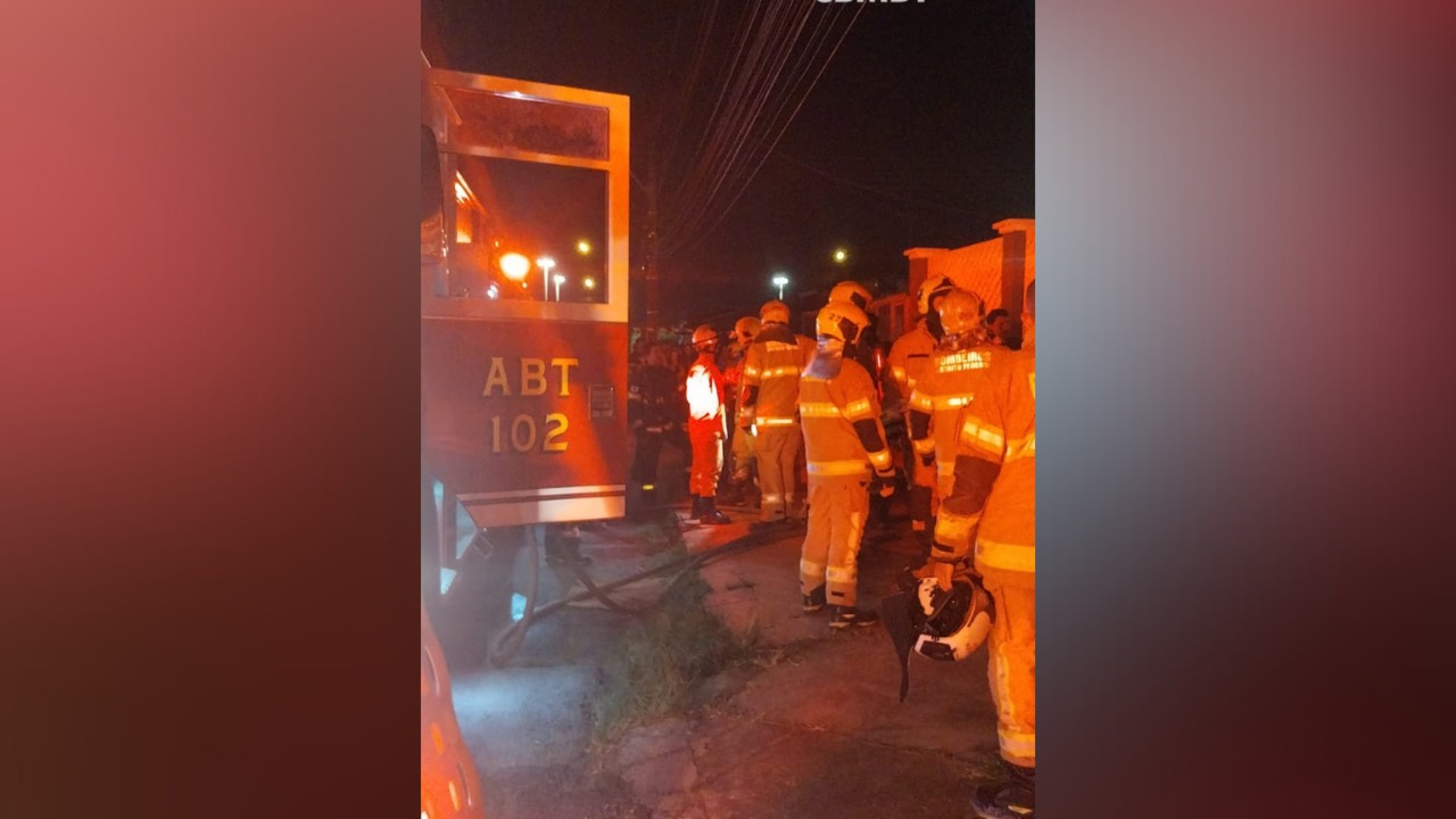 Bombeiros controlam incêndio em residência e resgatam dois jovens em Taguatinga