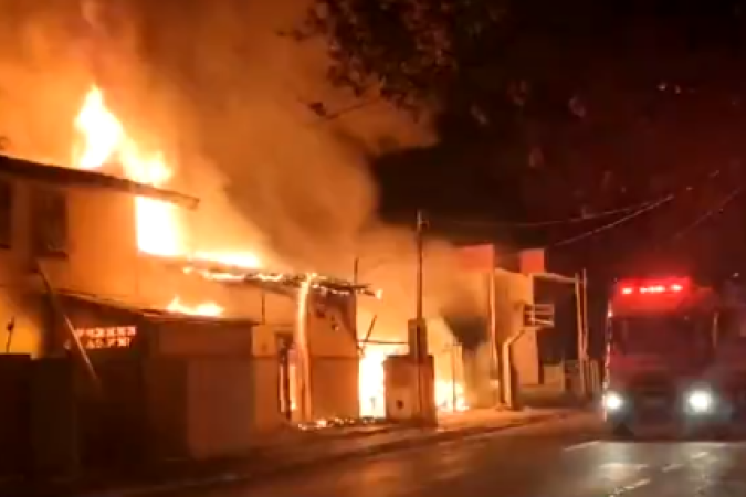 Abrigo é incendiado e deixa 4 mortos em São José dos Campos na madrugada de segunda-feira (10/3) - (crédito: Reprodução Tv Vanguarda/TvGlobo) Abrigo é incendiado e deixa 4 mortos em São José dos Campos na madrugada de segunda-feira (10/3) - (crédito: Reprodução Tv Vanguarda/TvGlobo)