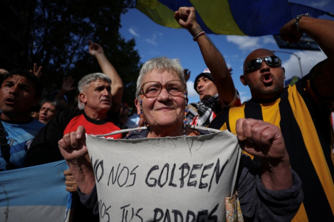 Os <em>barras bravas </em>atiraram pedras nas forças de segurança, que reprimiram os torcedores com gás, água e balas de borracha - (crédito: Getty Images) Os <em>barras bravas </em>atiraram pedras nas forças de segurança, que reprimiram os torcedores com gás, água e balas de borracha - (crédito: Getty Images)