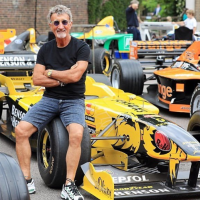 Eddie Jordan, que morreu nesta quinta-feira (20/3) era dono da equipe Jordan, que hoje se tornou a Aston Martin  -  (crédito: Reprodução Instagram @jordan_f1team)