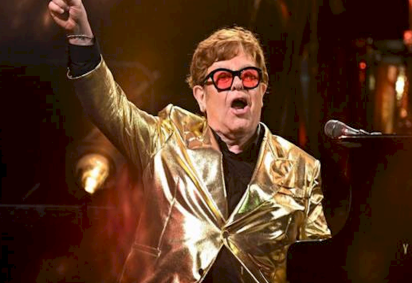 O cantor tem dois filhos com o marido, David Furnish, nascidos por meio de barriga de aluguel. O mais velho, Zhacary, tem 14 anos, enquanto o caçula, Elijah, tem 10. Desde 2023, John está afastado dos palcos - mas não da música -  (crédito: Divulgação / Deezer) -O cantor tem dois filhos com o marido, David Furnish, nascidos por meio de barriga de aluguel. O mais velho, Zhacary, tem 14 anos, enquanto o caçula, Elijah, tem 10. Desde 2023, John está afastado dos palcos - mas não da música -  (crédito: Divulgação / Deezer)