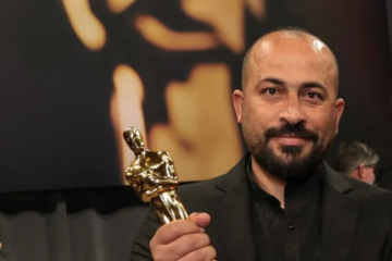 Imagem mostra o diretor palestino Hamdan Ballal, de 'Sem Chão', vencedor do Oscar de melhor documentário em 2025 -  (crédito: Monica Schipper / GETTY IMAGES NORTH AMERICA / Getty Images via AFP)