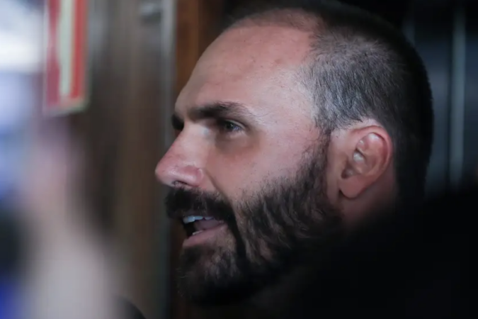 Moraes prorrogou o inquérito que investida a atuação de Eduardo Bolsonaro nos EUA por mais 60 dias, nesta terça-feira (8), atendendo a um pedido da Polícia Federal -  (crédito: Platobr Politica)