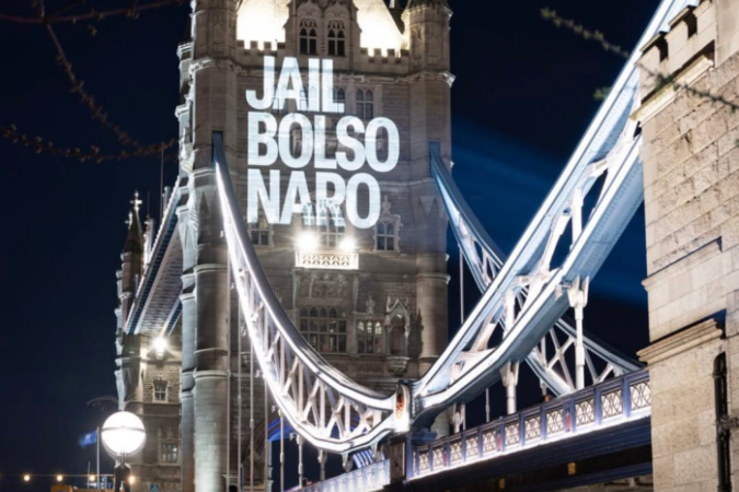 Além da Tower Bridge, o recado em alusão ao ex-presidente brasileiro réu de tentativa de Golpe de Estado apareceu no Parlamento inglês, ao lado do Big Ben — outro ponto turístico londrino - (crédito: Reprodução/X @tadeu259) Além da Tower Bridge, o recado em alusão ao ex-presidente brasileiro réu de tentativa de Golpe de Estado apareceu no Parlamento inglês, ao lado do Big Ben — outro ponto turístico londrino - (crédito: Reprodução/X @tadeu259)