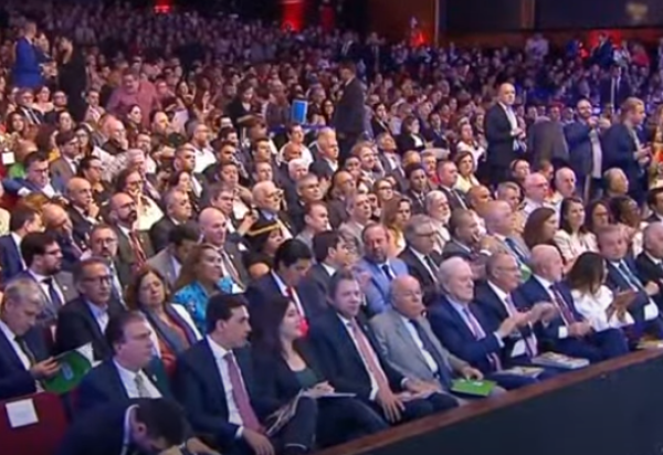 Lula participa de evento 