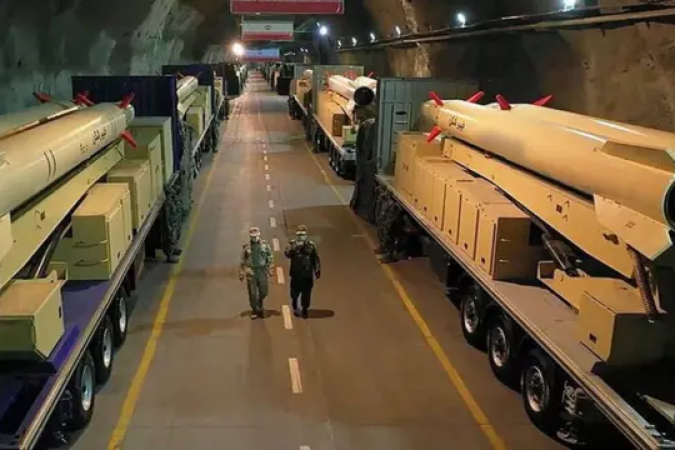 Este seria um local de preparação de mísseis em uma das 'cidades de mísseis' subterrâneas do IRGC - (crédito: IMA Media) Este seria um local de preparação de mísseis em uma das 'cidades de mísseis' subterrâneas do IRGC - (crédito: IMA Media)