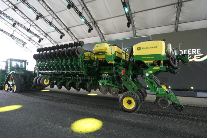 Plantadeira 3100FT + Aplicador de bioinsumos FA 1300, lançamento 2025 John Deere
