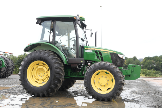 Trator 5e cabinado, lançamento 2025 John Deere