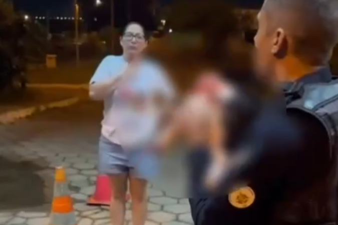 Bebê se engasga com leite materno e é salvo por policiais no DF