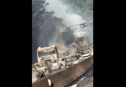 Segundo informações do Corpo de Bombeiros, 22 automóveis e três carretas foram atingidas pelo incêndio - (crédito: X/Reprodução)
