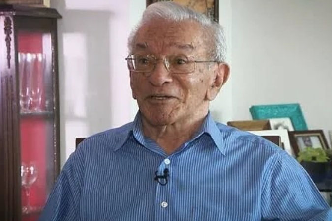 Natural da cidade de Queimadas, na Paraíba, Antônio Barros se apresentava em emissoras de rádio. Ele se tornou amigo de Jackson do Pandeiro e começou a compor canções e gravar com ele e outros músicos, como Luiz Gonzaga e Genival Lacerda - (crédito: Reprodução/antoniobarrosececeu) Natural da cidade de Queimadas, na Paraíba, Antônio Barros se apresentava em emissoras de rádio. Ele se tornou amigo de Jackson do Pandeiro e começou a compor canções e gravar com ele e outros músicos, como Luiz Gonzaga e Genival Lacerda - (crédito: Reprodução/antoniobarrosececeu)