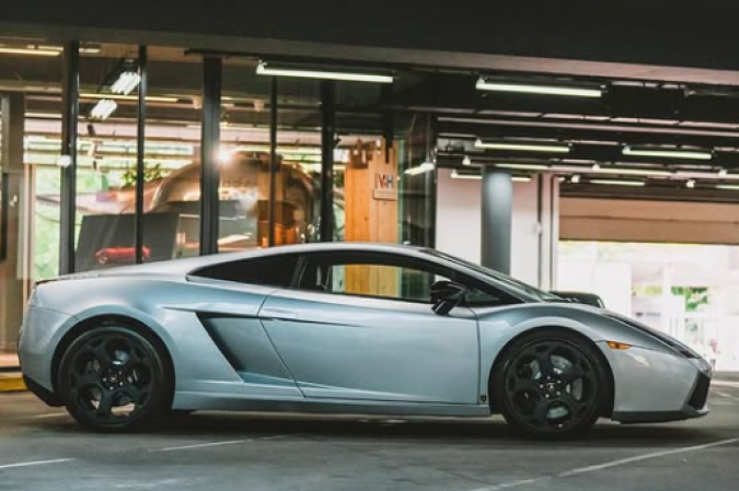 De acordo com a empresa responsável pelo leilão, a Accord Enchères, o inglês, que tinha 29 anos, gastou mais de 157 mil euros pelo Gallardo na época - mais de um R$ 1 milhão nos dias de hoje - (crédito: Reprodução/Instagram @Acelerados) De acordo com a empresa responsável pelo leilão, a Accord Enchères, o inglês, que tinha 29 anos, gastou mais de 157 mil euros pelo Gallardo na época - mais de um R$ 1 milhão nos dias de hoje - (crédito: Reprodução/Instagram @Acelerados)