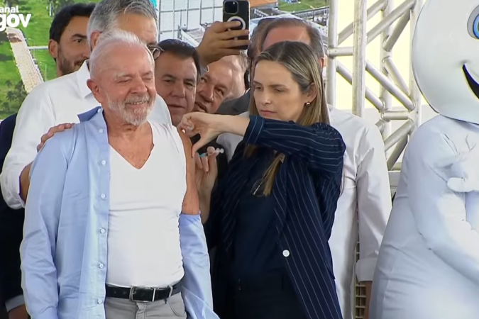 O presidente Lula foi vacinado contra a gripe pela chefe da equipe médica da Presidência da República, Ana Helena Germoglio. - (crédito: Reprodução/CanalGov) O presidente Lula foi vacinado contra a gripe pela chefe da equipe médica da Presidência da República, Ana Helena Germoglio. - (crédito: Reprodução/CanalGov)