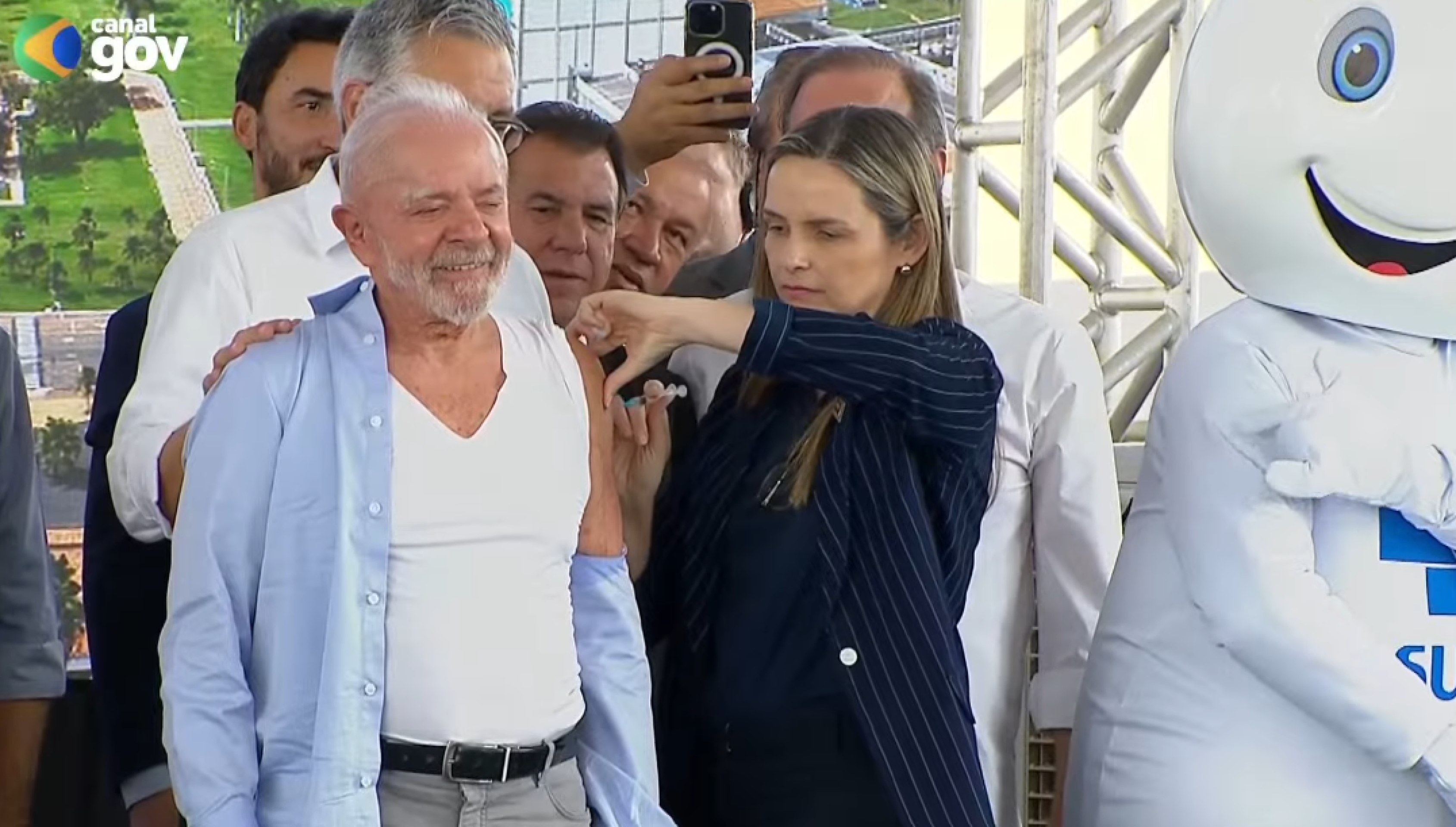 Lula e Alckmin tomam vacina contra a gripe em Minas Gerais Lula e Alckmin tomam vacina contra a gripe em Minas Gerais