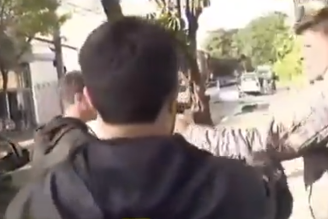 Vídeo mostra momento em que repórter do SBT é expulso de cena de crime - (crédito: X/Reprodução) Vídeo mostra momento em que repórter do SBT é expulso de cena de crime - (crédito: X/Reprodução)