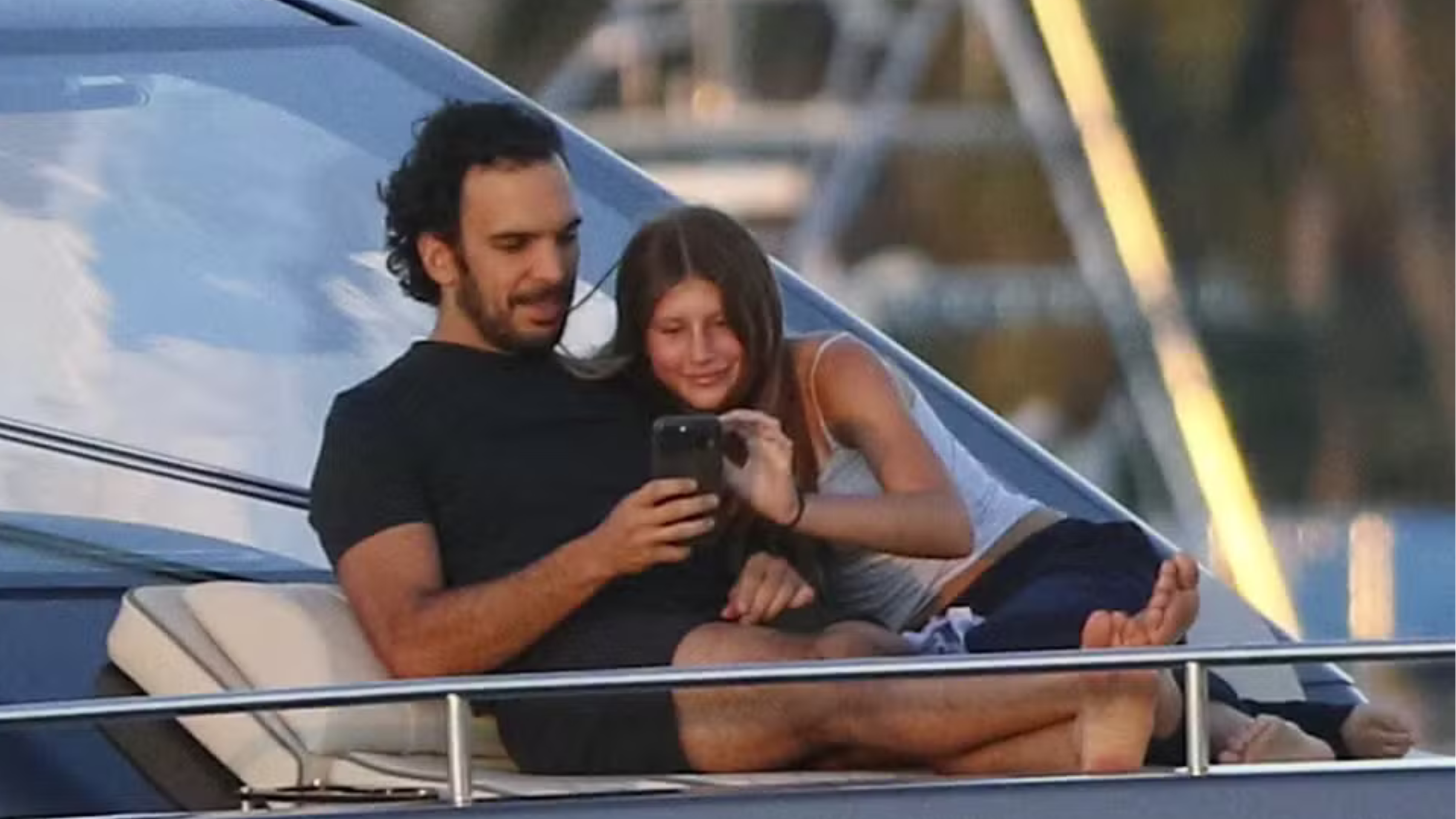 Filha de Gisele Bündchen é flagrada com padrasto em lancha de luxo em Miami Filha de Gisele Bündchen é flagrada com padrasto em lancha de luxo em Miami