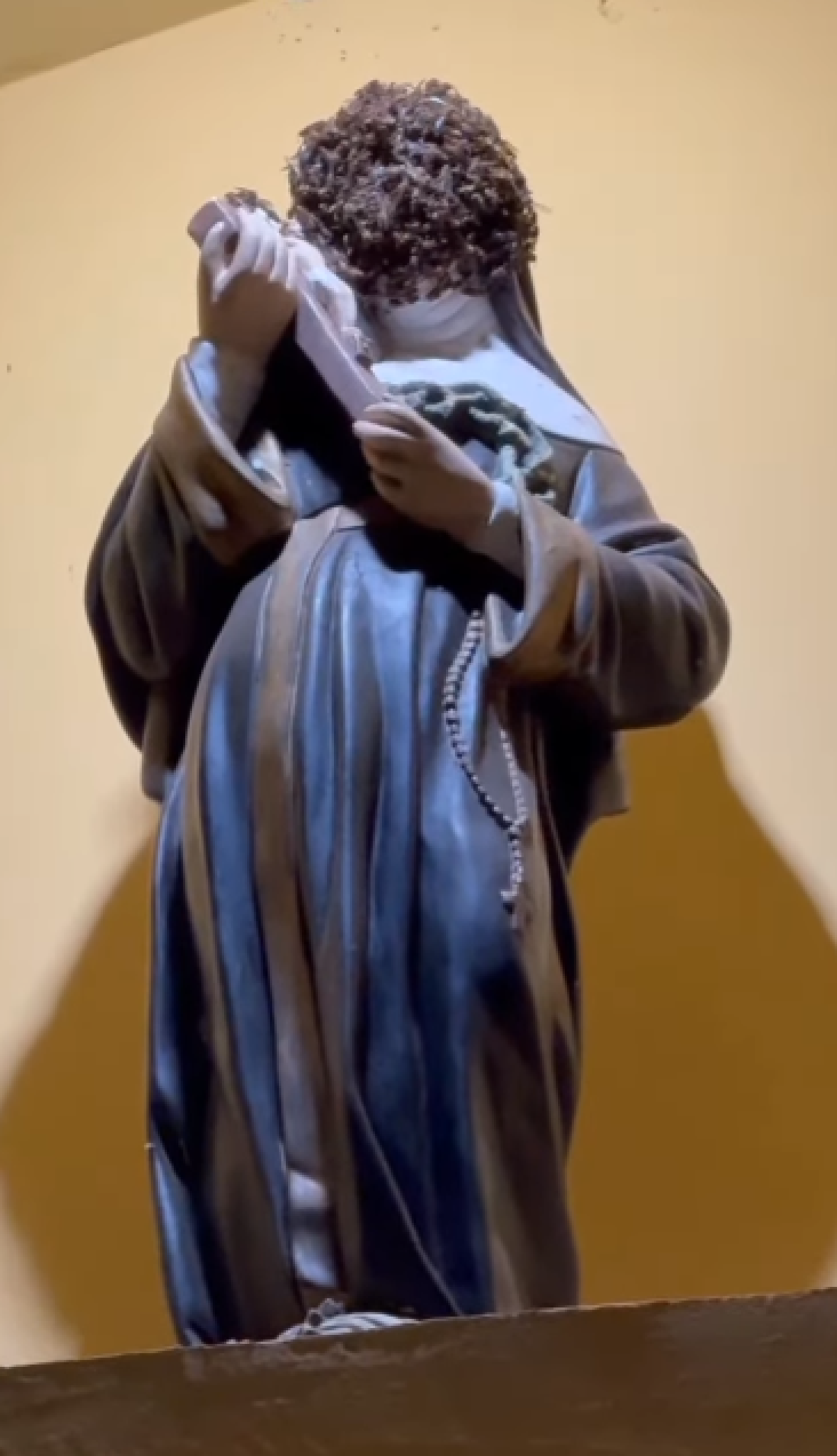 A relação entre abelhas em imagem e o milagre de Santa Rita