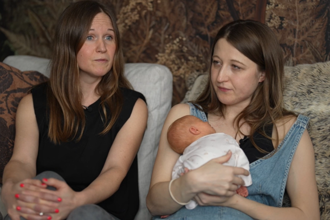 Grace com a filha no colo ao lado da irmã, Amy, que doou o útero para ela - (crédito: BBC) Grace com a filha no colo ao lado da irmã, Amy, que doou o útero para ela - (crédito: BBC)