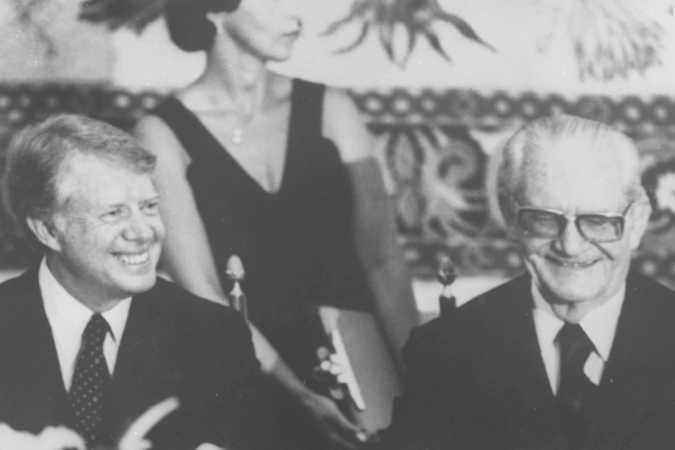 Trecho de documento enviado pelo então ministro das Relações Exteriores, Azeredo da Silveira, ao então presidente Ernesto Geisel, sobre as pressões norte-americanas - (crédito: Fonte: Wilson Center Digital Archive / Artes por Caroline Souza, Equipe de Jornalismo Visual da BBC Brasil) Trecho de documento enviado pelo então ministro das Relações Exteriores, Azeredo da Silveira, ao então presidente Ernesto Geisel, sobre as pressões norte-americanas - (crédito: Fonte: Wilson Center Digital Archive / Artes por Caroline Souza, Equipe de Jornalismo Visual da BBC Brasil)