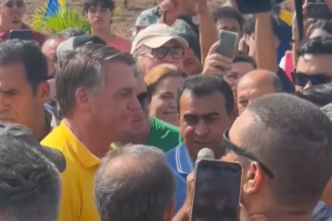 Bolsonaro é transferido para Natal de helicóptero após passar mal no interior do RN