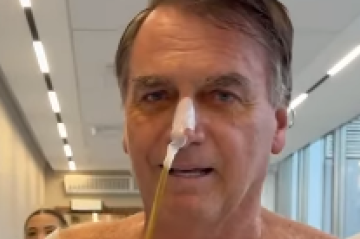 Jair Bolsonaro caminha pelos corredores do hospital DF Star durante fisioterapia motora pós operatória -  (crédito: Reprodução Instagram Jair Bolsonaro )