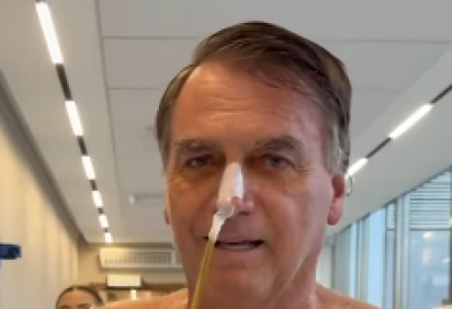 Jair Bolsonaro caminha pelos corredores do hospital DF Star durante fisioterapia motora pós operatória -  (crédito: Reprodução Instagram Jair Bolsonaro )