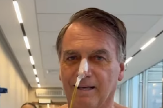 Jair Bolsonaro caminha pelos corredores do hospital DF Star durante fisioterapia motora pós operatória - (crédito: Reprodução Instagram Jair Bolsonaro ) Jair Bolsonaro caminha pelos corredores do hospital DF Star durante fisioterapia motora pós operatória - (crédito: Reprodução Instagram Jair Bolsonaro )